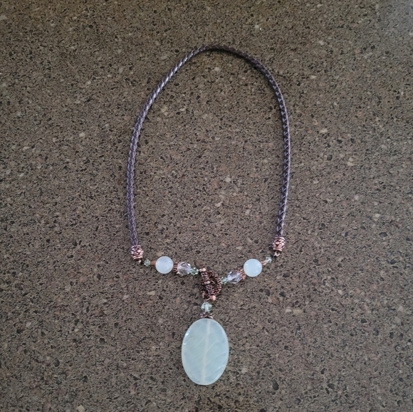 Green Leaf Carved Glass Pendant Crystal Necklace - Picture 4 of 4